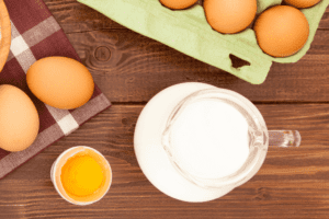 7 दूध और कच्चा अंडा खाने के फायदे – शरीर के लिए लाभदायक