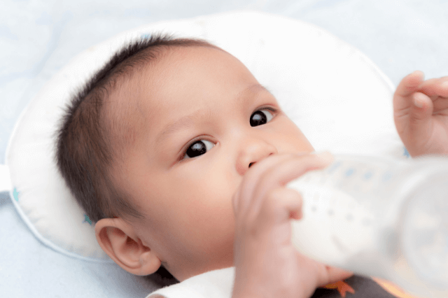 बच्चे को बोतल से दूध पिलाने के फायदे और नुकसान