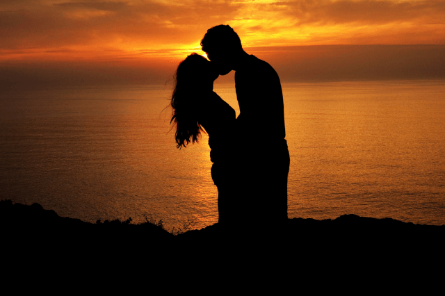 किस करने के फायदे - Benefits of Kissing