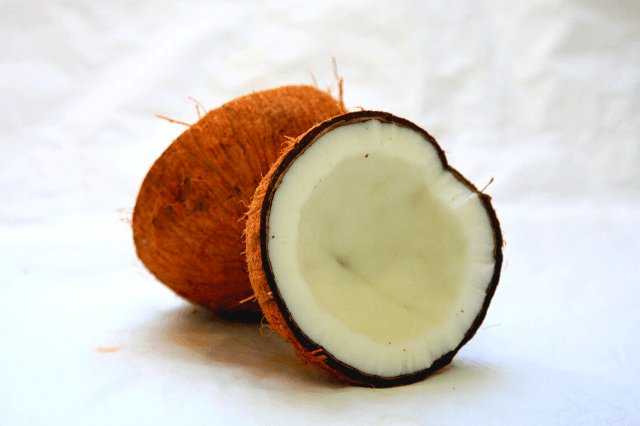 सूखा नारियल खाने के फायदे और नुकसान
