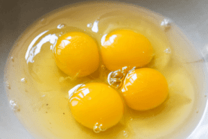 कच्चा अंडा खाने के फायदे और नुकसान