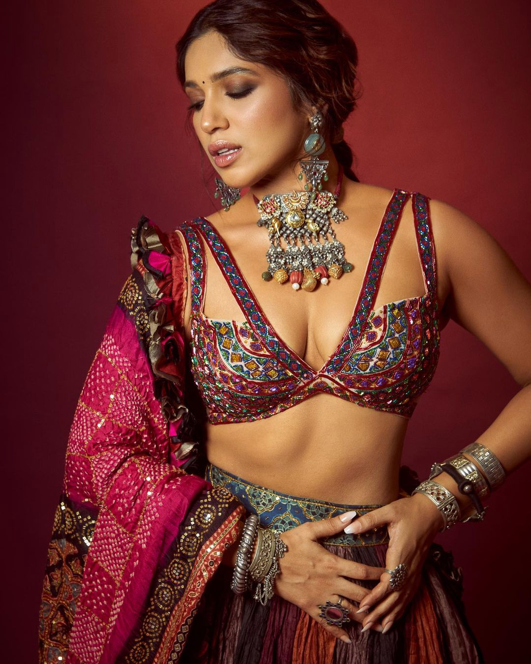 Bhumi Pednekar deep sexy cleavage in bold choli