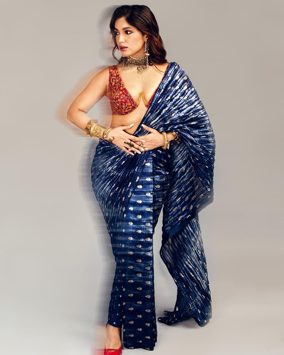 Bhumi Pednekar sexy look In Blue Saree And Floral Bralette Blouse 