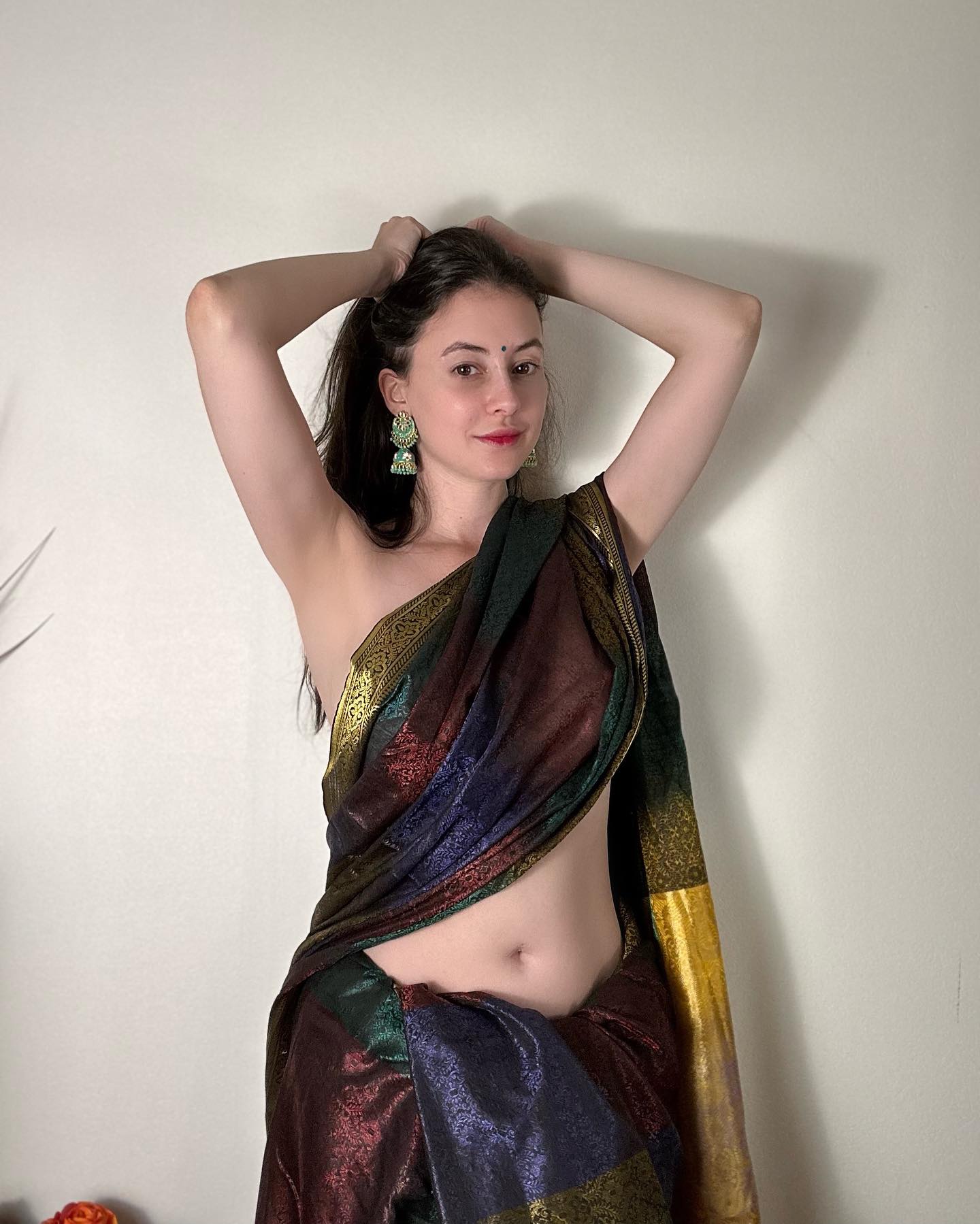fiona allison sexy pictures in braless saree