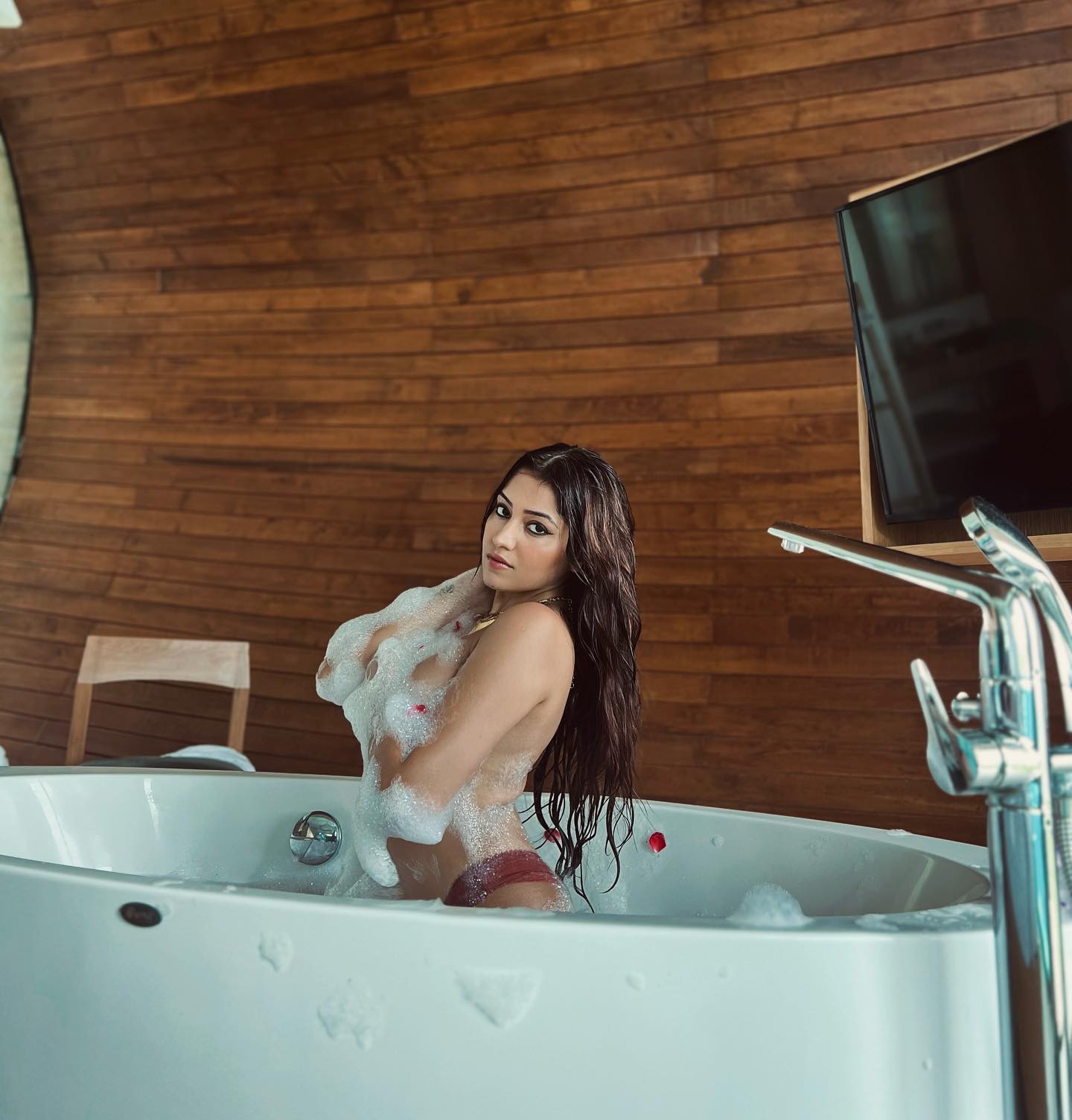 Simran Kaur Sexy Picture bollywood actress semi nude in bathtub