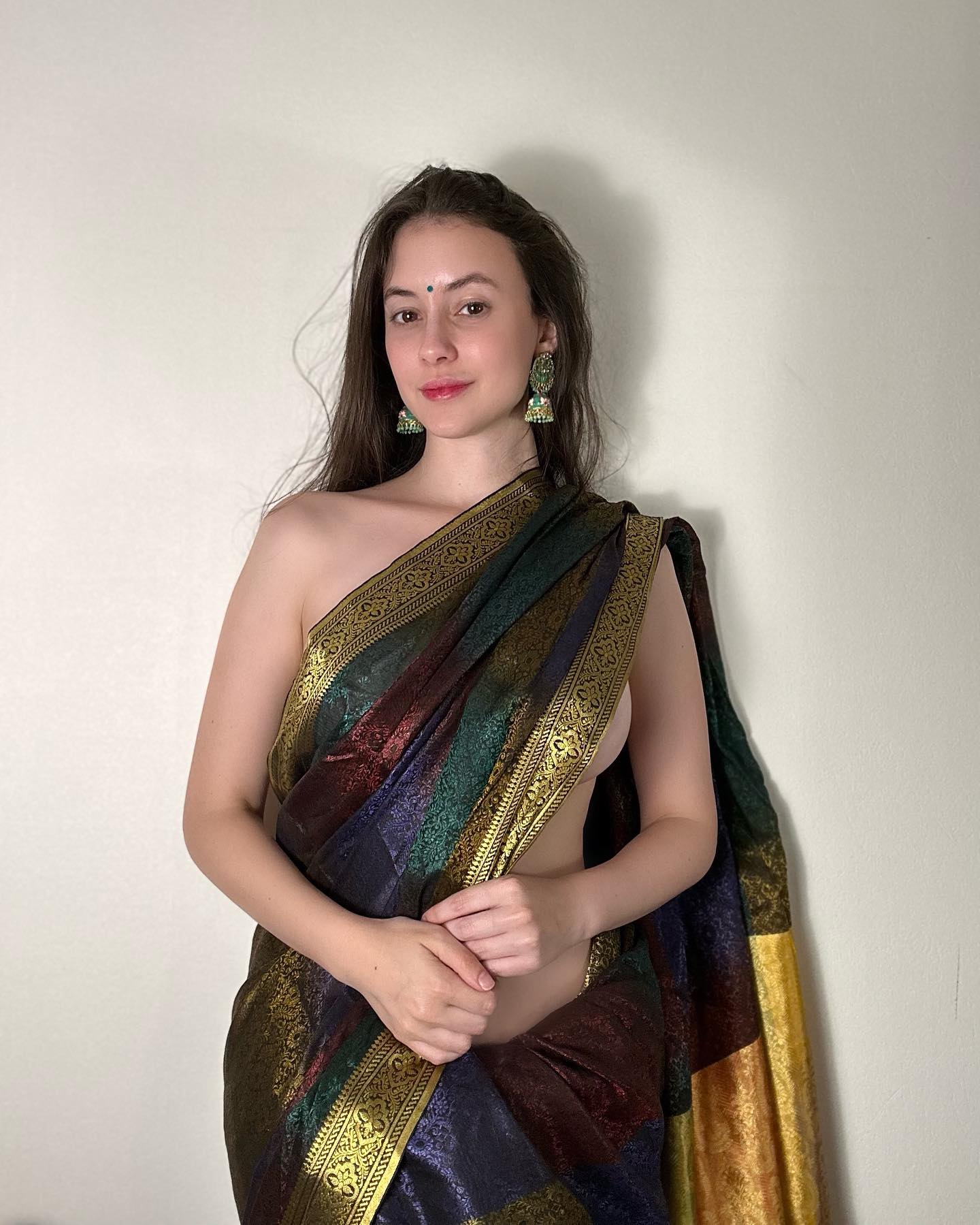 fiona allison wears sexy saree without bra and blouse 